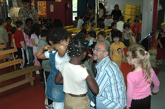 Joe Bunni avec les enfants de l'école