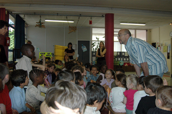 Joe Bunni avec les enfants de l'école