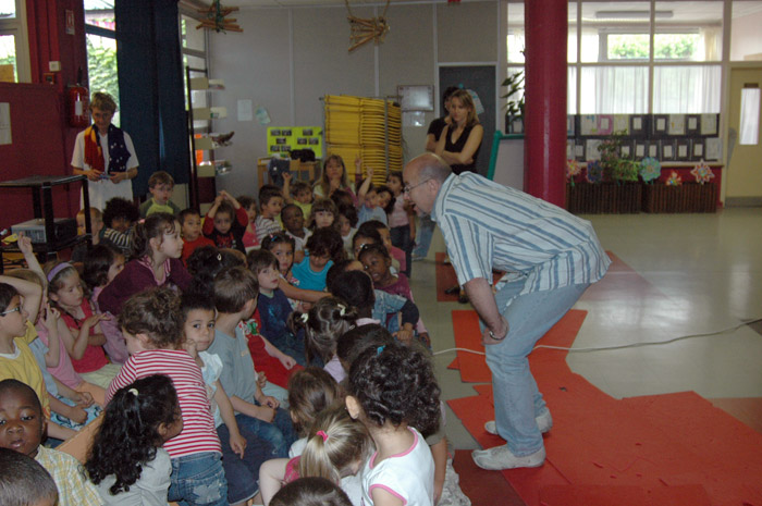 Joe Bunni avec les enfants de l'école