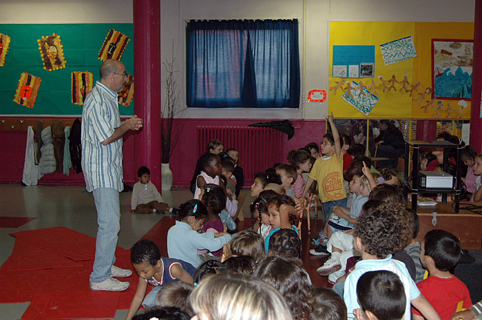 Joe Bunni avec les enfants de l'école