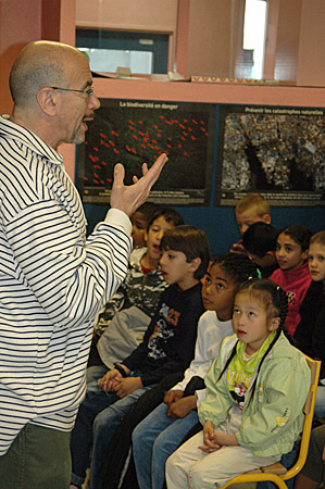 Joe Bunni avec les enfants de l'école