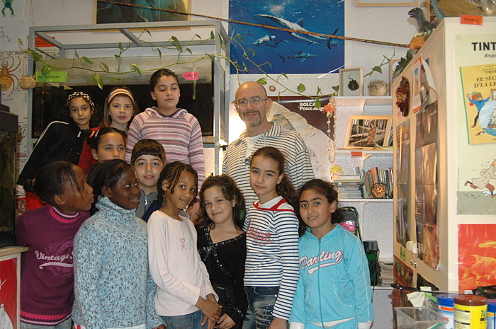 Joe Bunni avec les enfants de l'école