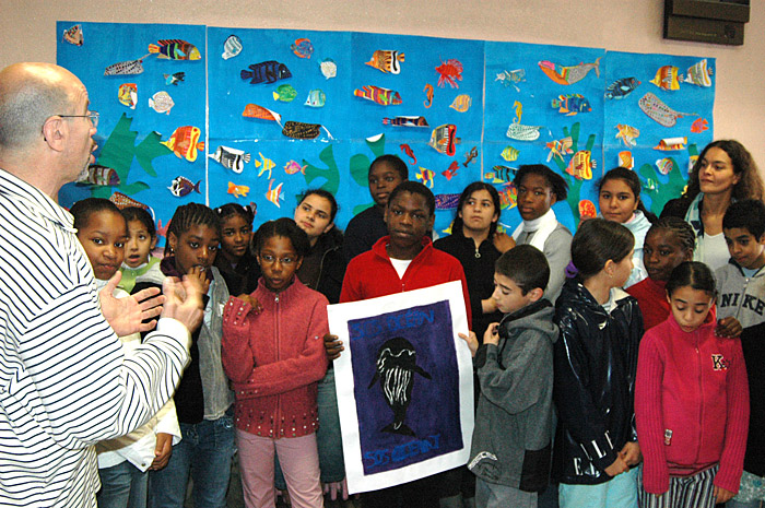 Joe Bunni avec les enfants de l'école